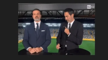 مذيع إيطالي يندد بالإبادة الجماعية في غزة ويرتدي شارة حداد على صحفييها الشهداء